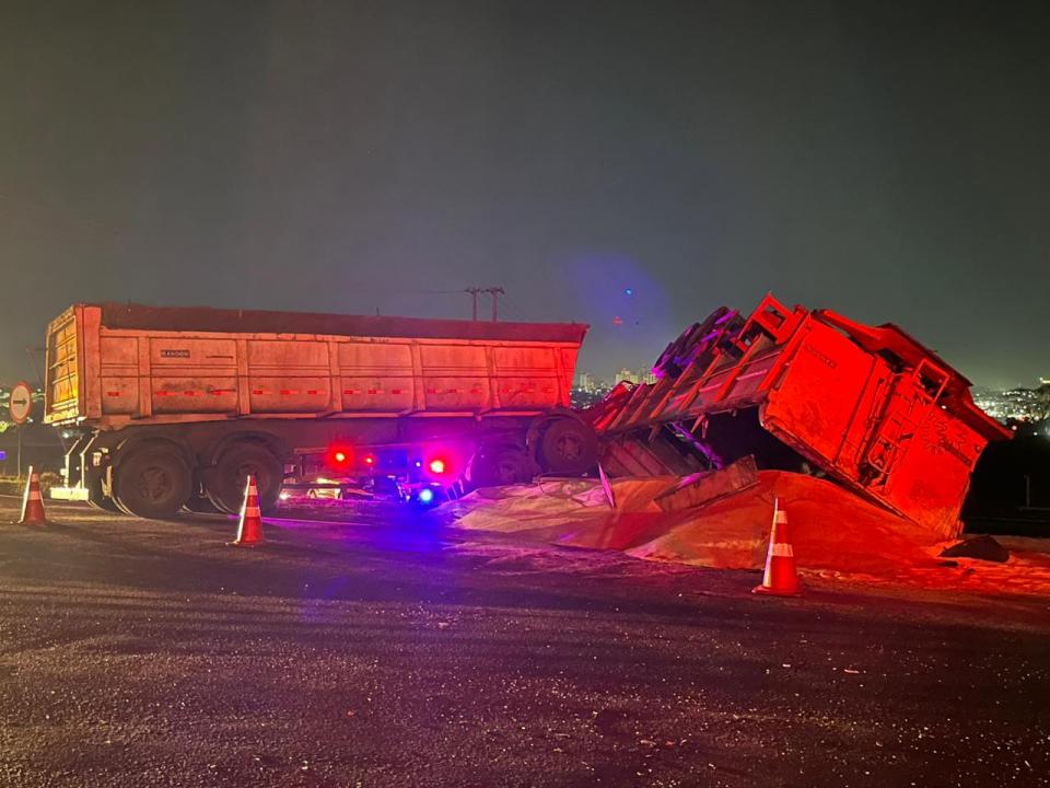 Foto 1 de 2 — Colisão entre caminhões e caminhonete do Corpo de Bombeiros deixa dois feridos em alça de acesso de Araraquara